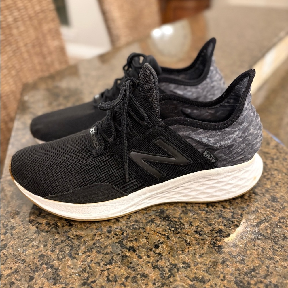 New Balance Roav Black and White Athletic Shoes Men’s size 8, women’s size 9.5